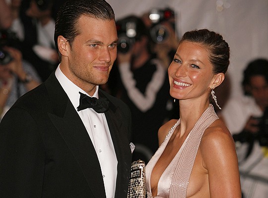 Gisele Bundchen và cầu thủ bóng bầu dục Tom Brady lần đầu gặp nhau trên bãi biển Rio de Janeiro, Brazil. Khi đó, Tom đang chơi bóng trên bãi biển còn Gisele đến để tắm nắng. Tom đã cố ý nhiều lần đá bóng lăn về phía Gisele rồi nói đùa rằng: “Ai mà biết cô gái này lại hâm mộ cầu thủ bóng bầu dục kia chứ?”. Cách làm quen hài hước của Tom khiến Gisele thú vị. Họ bắt đầu hẹn hò rồi kết hôn vào năm 2009.